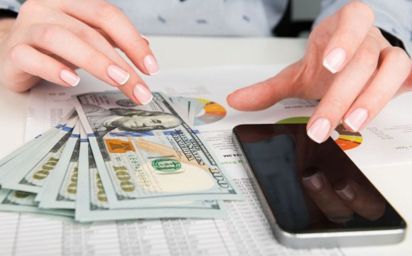 Українців закликали тримати долари вдома прямо зараз: у чому причина