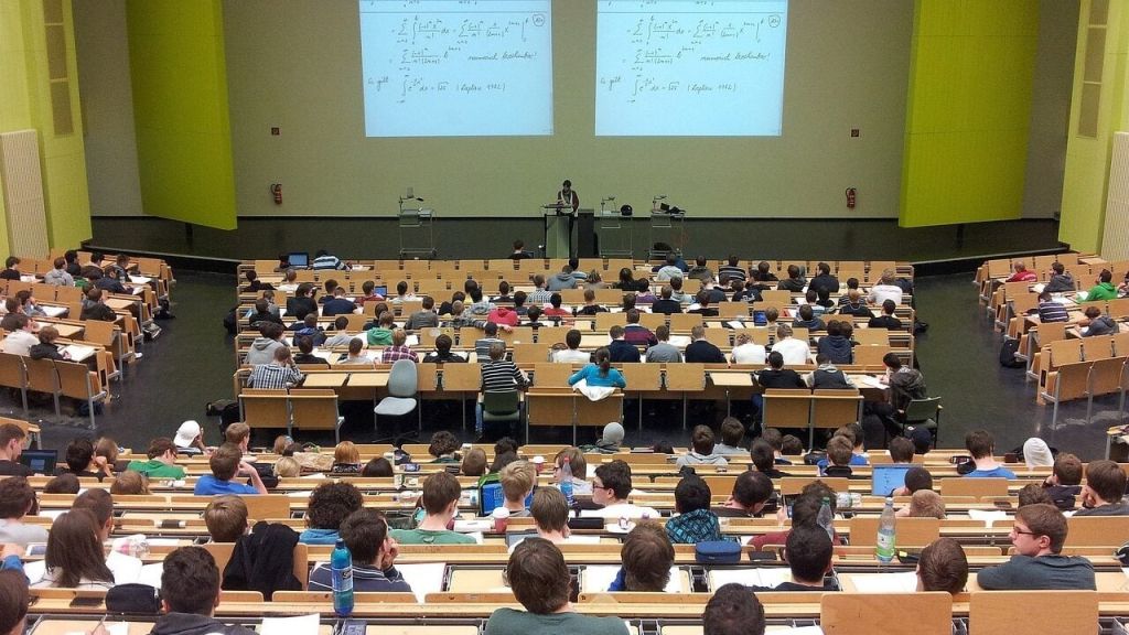 Тепер по 50 тисяч за рік: батьків змусять платити за навчання дітей — що відомо