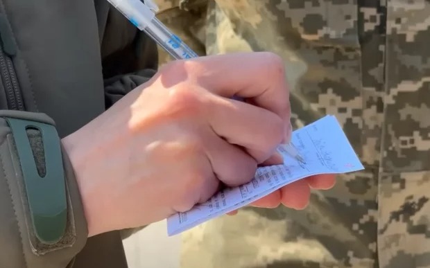 Не поспішайте підписувати: українцям підсовують “липові” повістки – як перевірити