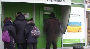 “ПриватБанк” поставив власників банківських карток перед фактом: у відділення або “Приват24”