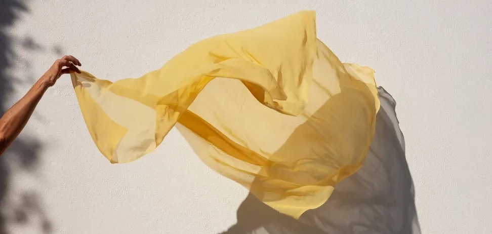 Хіт літа: як одним аксесуаром зробити майки і футболки стильними