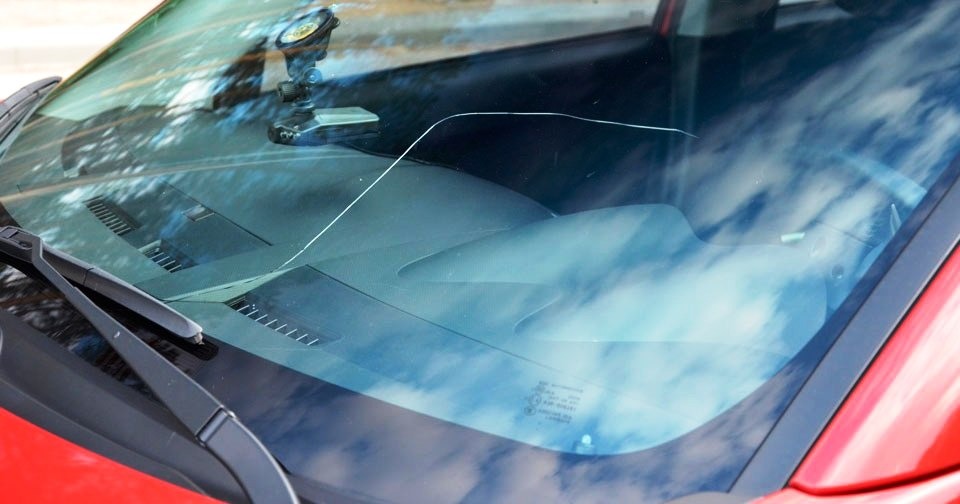 Українцям дозволили їздити з тріщинами на лобовому склі авто