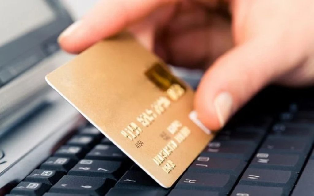 Українцям блокують картки за перекази від родичів: що змінилось