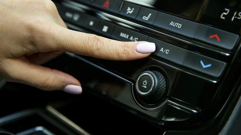 У Польщі водіїв штрафують за ввімкнений кондиціонер на стоянці