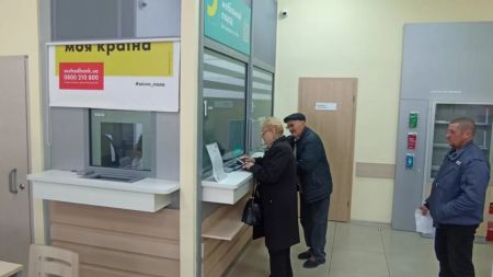 «Ощадбанк» підняв комісію за оплату комунальних послуг: як клієнтам уникнути переплат
