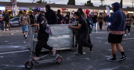 У Лос-Анджелесі ввели комендантську годину, Трамп погрожує застосувати закон про повстання