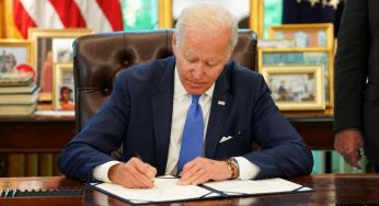 Байден пояснив що сам підписував укази і назвав підозри Трампа брехнею