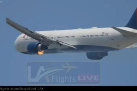 Пасажирський літак зміг приземлитися з охопленим вогнем двигуном у Лос-Анджелесі