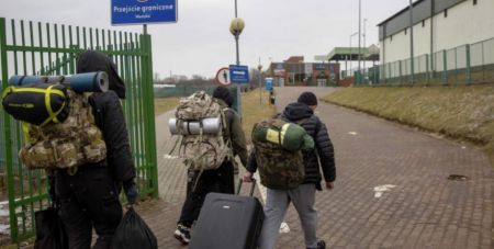 Депортація за військовий облік неможлива: юрист пояснив, що реально загрожує українцям за кордоном