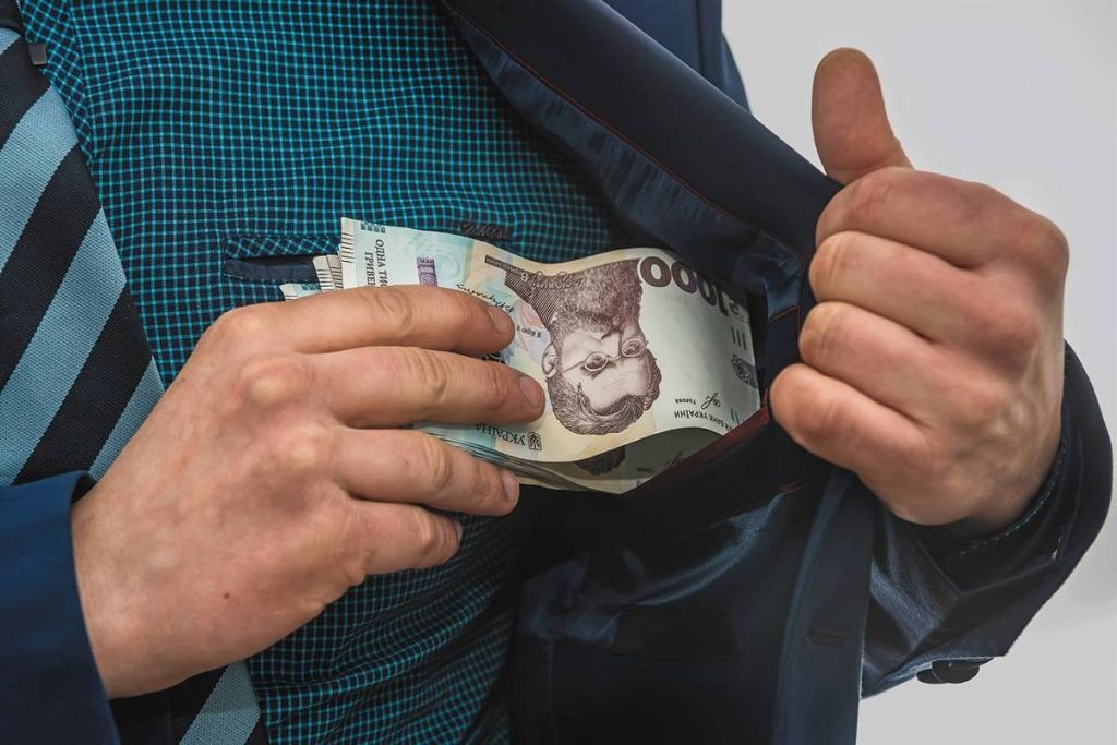 Влаштували бенкет під час чуми: хто в Україні отримує 300-тисячні пенсії