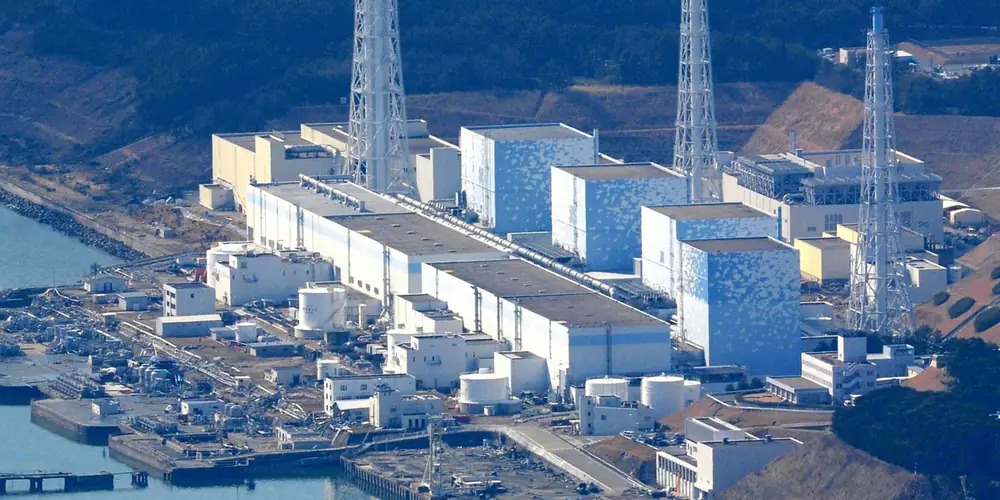 Невідомі безпілотники вторглися в закритий простір над японською АЕС