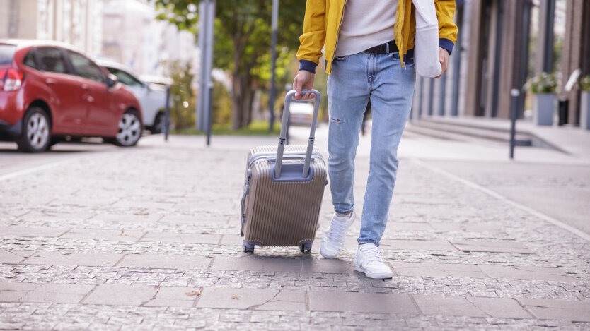 Учні випускних класів масово їдуть з України: освітяни попереджають про ризики