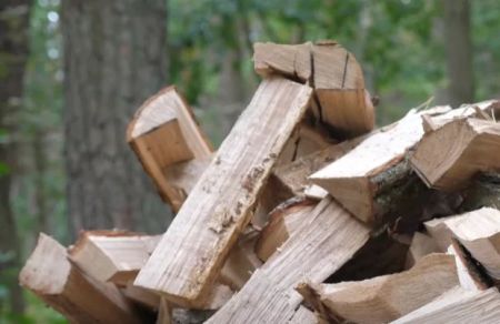 Українцям з прифронтових районів виплатять 19 400 грн на дрова