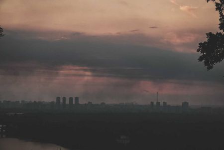 У Києві зафіксували рекордне забруднення повітря після нічної ракетно-дронової атаки