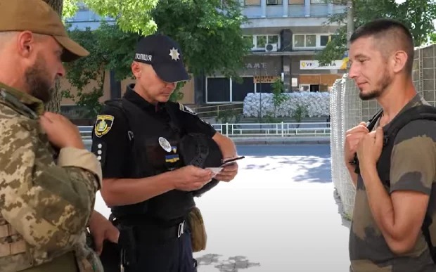 Поліція та ТЦК перевірятимуть чоловіків на вулицях: кого можуть затримати