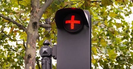 Водіям на замітку: що означає червоний хрест на світлофорі