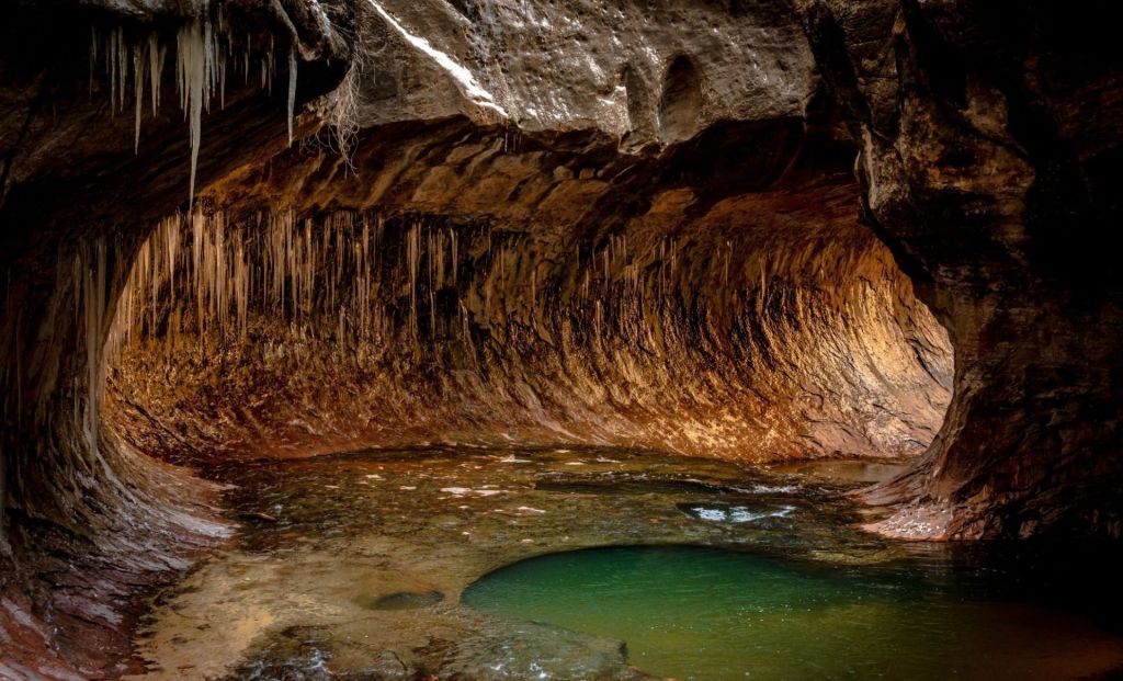 Геологиня знайшла найстарішу воду на планеті й вирішила її скуштувати