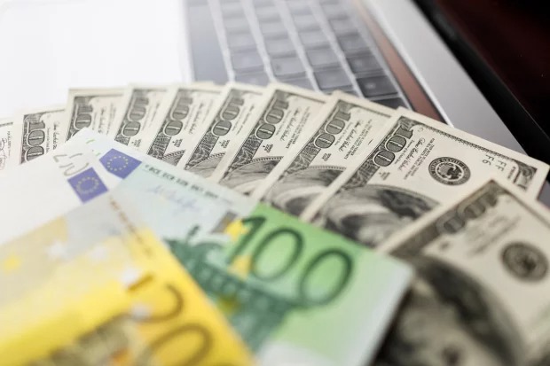 Українці масово продають валюту і витрачають її на техніку, освіту та авто