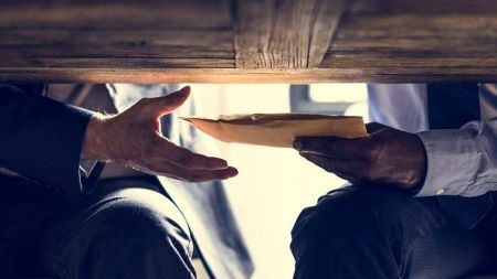 8 із 10 українців впевнені, що корупція зросла після початку війни