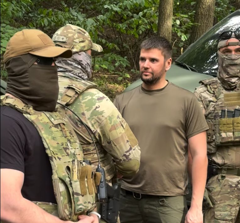 Власник «Доміно» Антон Шухнін передав розвідникам позашляховик і закликав бізнес витрачати частину прибутку на допомогу ЗСУ