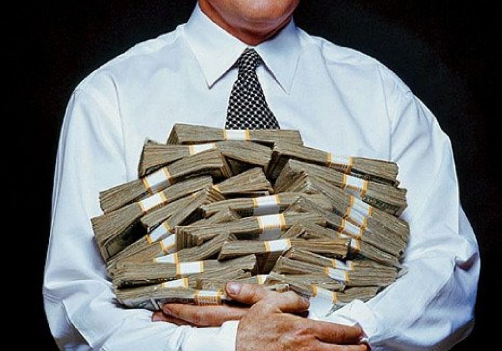 Рекордні оклади: зарплати чиновників підняли до 250 тисяч гривень