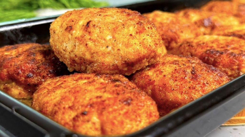 Простий рецепт для духовки: як приготувати соковиті курячі котлети з сиром