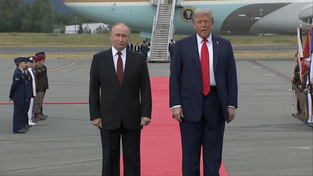 Незручне запитання: Путін скривився, коли журналіст запитав його про вбивства цивільних