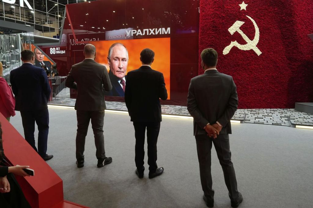 Військова економіка Путіна тріщить по швах: чи врятує його зустріч із Трампом