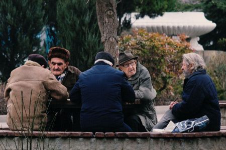 Кому з пенсіонерів чекати доплати у серпні 2025: до Дня Незалежності та за віком