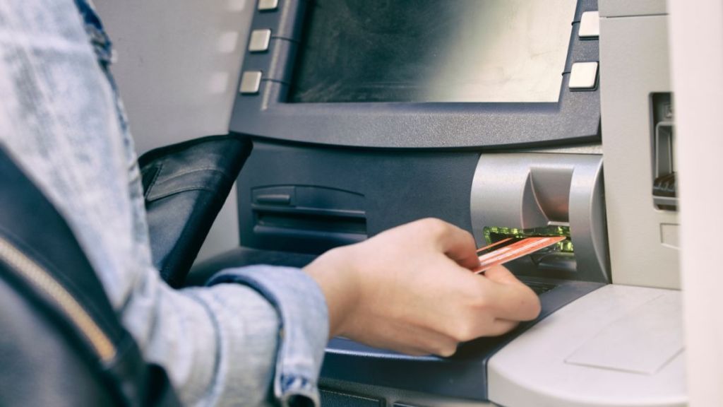 Ліміти на готівку: скільки можна зняти у Приватбанку, Ощадбанку та Укрексімбанку