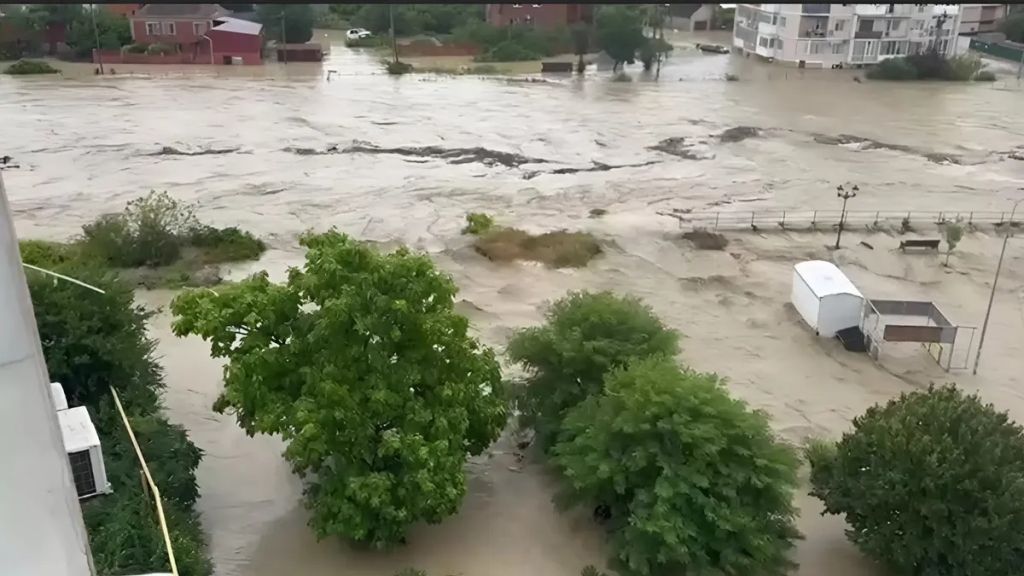 Краснодарський край накрила потужна негода: смерч розніс пляж, а зливи затопили вулиці