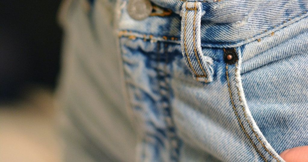 Найефектніші джинси цього сезону: який дизайн у тренді
