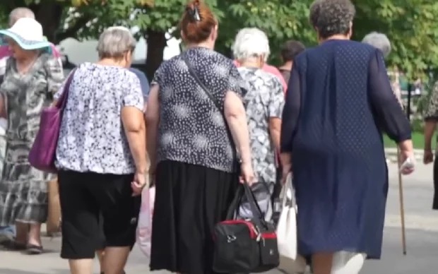 Тисячі українських пенсіонерів з серпня втратять допомогу