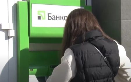 ПриватБанк стягуватиме 240 грн: як не переплачувати за картку