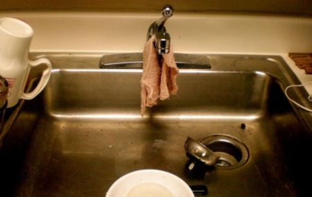 Не поспішайте до сантехніка: як швидко прочистити засмічену раковину