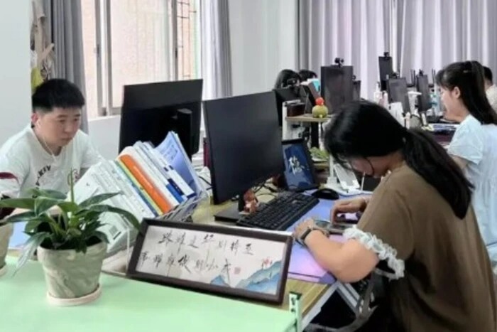 Ходити «на роботу» у фейкові офіси: у Китаї набуває популярності новий тренд