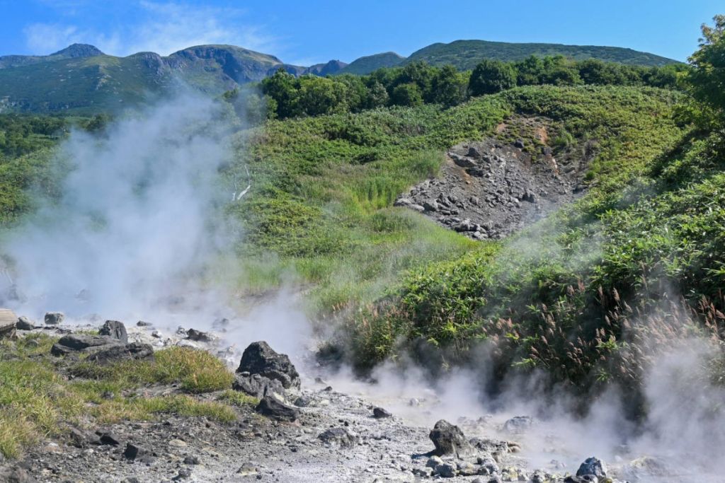 На Курилах в районі діючого вулкана зникли 10 туристів