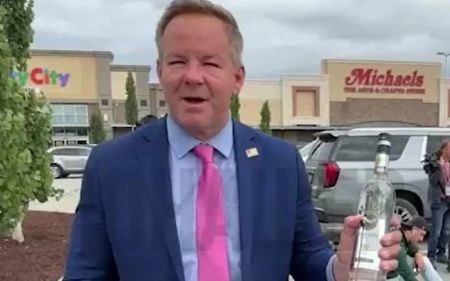 Журналісту, який дорікнув Зеленському за костюм, подарували російську горілку