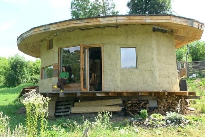 Зі сміття – дім мрії: харків’янка збудувала екобудинок без кутів