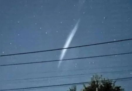 Жителі України помітили загадковий блакитний промінь у нічному небі