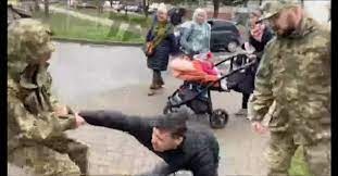 Полюють на чоловіків, ріжуть шини: The Financial Times про жорстку мобілізацію в Україні