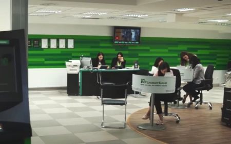 У ПриватБанку шантажем змушують відкривати кредитки: що потрібно знати клієнтам