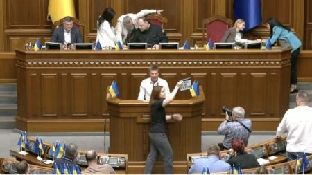 Дозволити виїзд за кордон усім: у Раді пропонують зняти всі обмеження