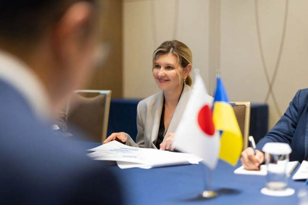 Зібране волосся Олени Зеленської: 2 стильні зачіски для літньої спеки