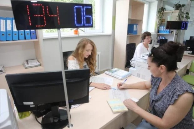 Безробітні українки можуть отримати до 3600 гривень: як оформити допомогу