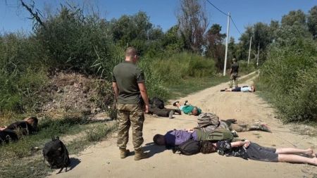 Українські чоловіки почали масово тікати лісами до Білорусі