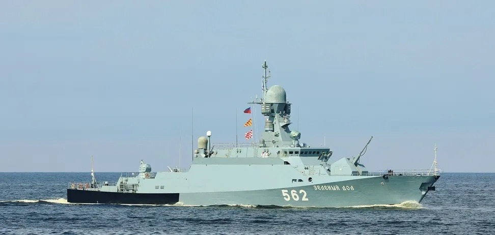 Російський корабель-носій “Калібрів” злякався українських БПЛА і врізався в танкер