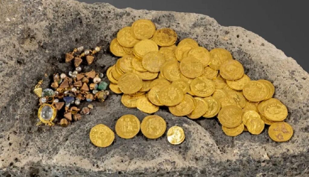 Коштовності та монети з чистого золота: археологи приголомшені унікальним скарбом