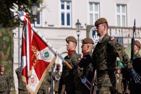 Половина поляків не взялася б за зброю у разі військової загрози
