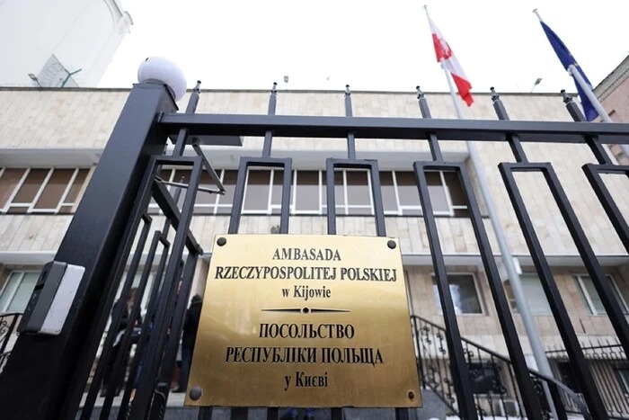 Під час атаки на Київ пробило дах посольства Польші